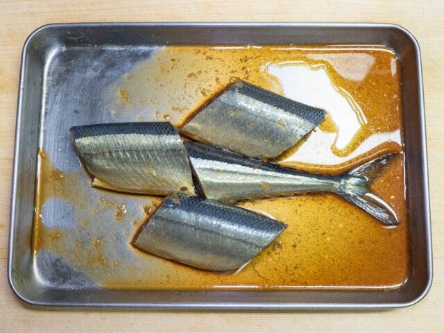 醤油、酒、生姜の絞り汁をあわせて、秋刀魚の切り身を漬ける写真