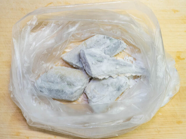 秋刀魚と片栗粉をビニール袋に入れて、粉をつけた写真