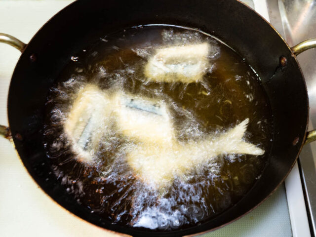 秋刀魚を揚げている写真