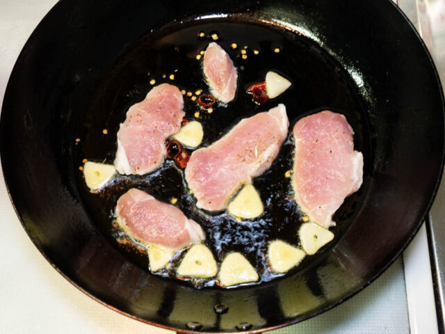 豚肉を並べ入れた写真