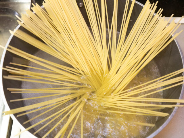 鍋にお湯を沸かし、塩を溶かしてからパスタを入れた写真