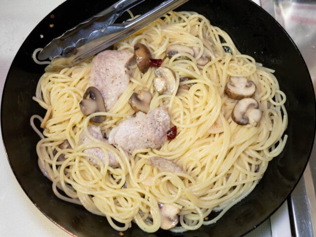 パスタとソースをよく混ぜた写真