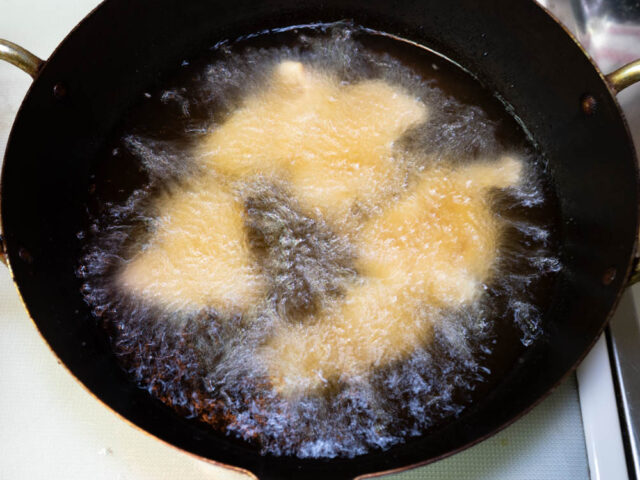 豚肉を揚げる写真