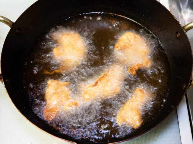 豚肉を揚げる写真