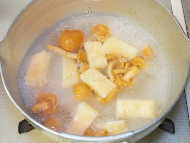 なめこと油揚げを煮ている写真