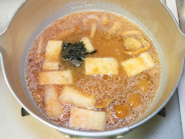 液体スープを溶かし、乾燥わかめを加えた写真