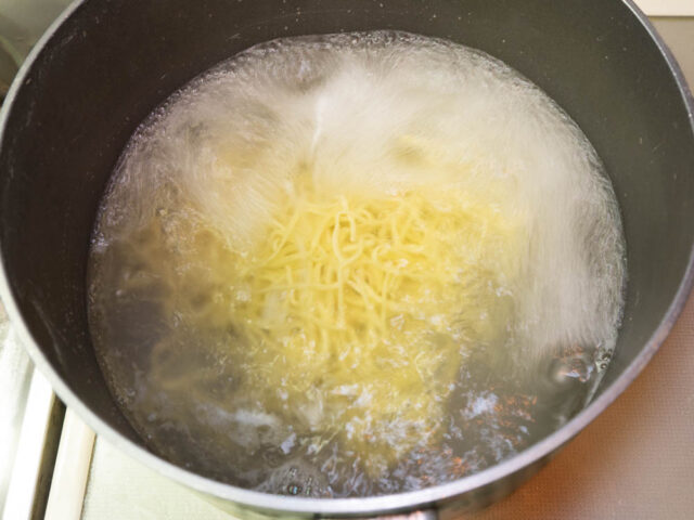 麺を茹でる写真
