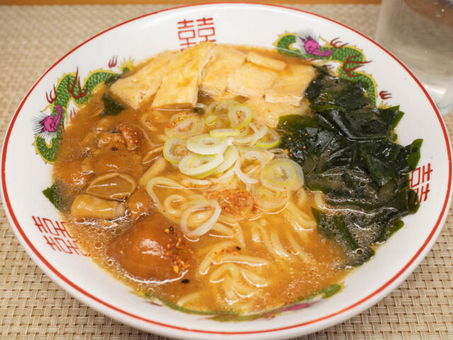 なめことわかめと油揚げの味噌ラーメン