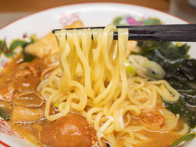 麺を箸で持ち上げた写真