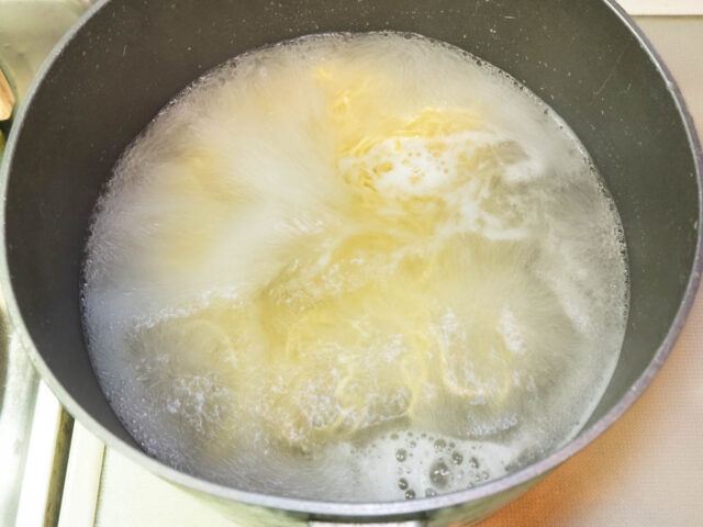 麺を茹でる写真