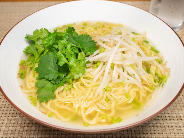 もやしとパクチーの塩ラーメン