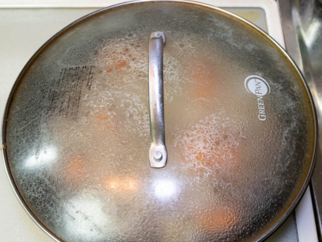 ふたをして煮込む写真