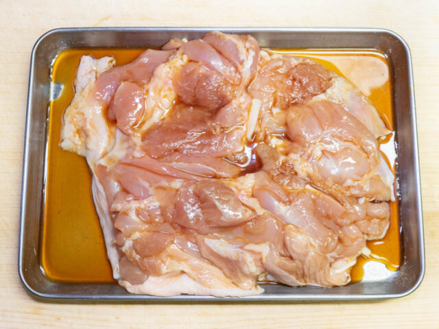 鶏肉に醤油と酒をまぶした写真
