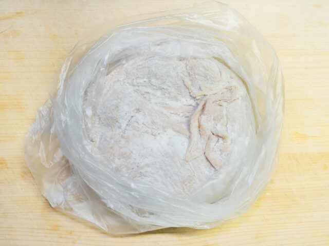 ビニール袋の中で鶏肉に片栗粉をまぶした写真