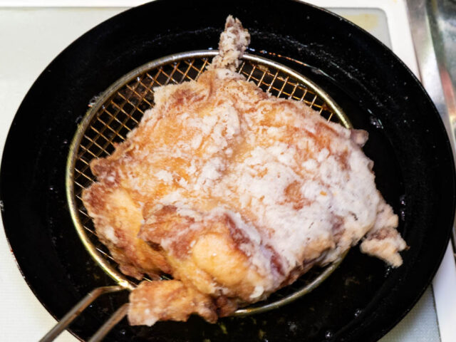 揚げ終わった鶏肉の写真