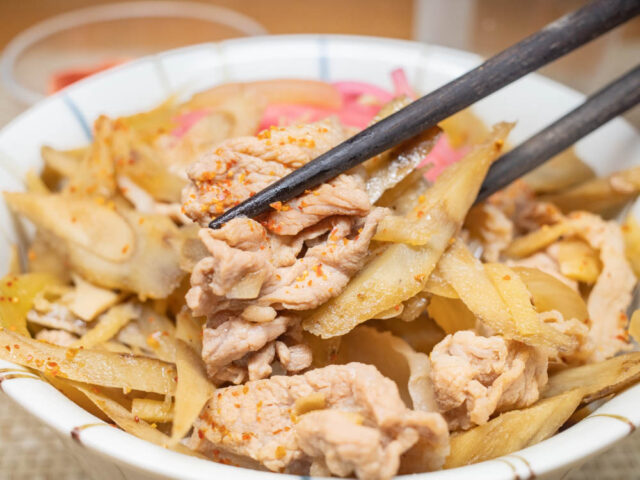 豚肉とごぼうを箸で持ち上げた写真