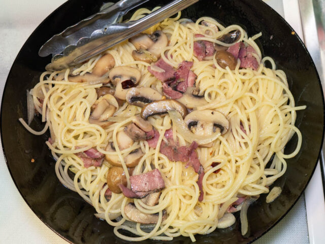 フライパンの中でパスタとソースをよく混ぜた写真