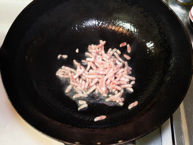 中華鍋にサラダ油を熱して、ひき肉を入れた写真