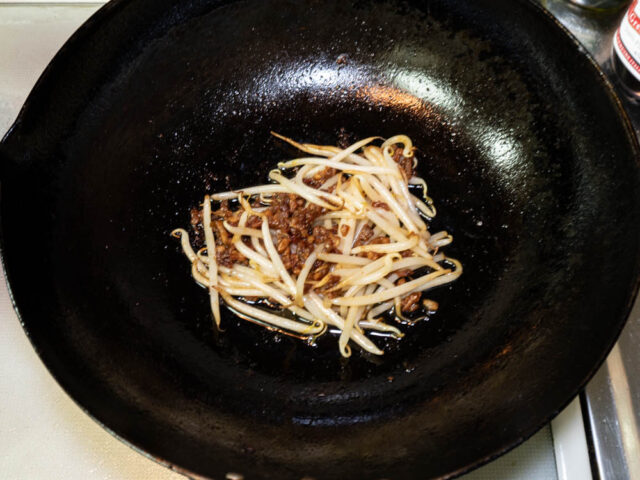 もやしを炒めあわせた写真