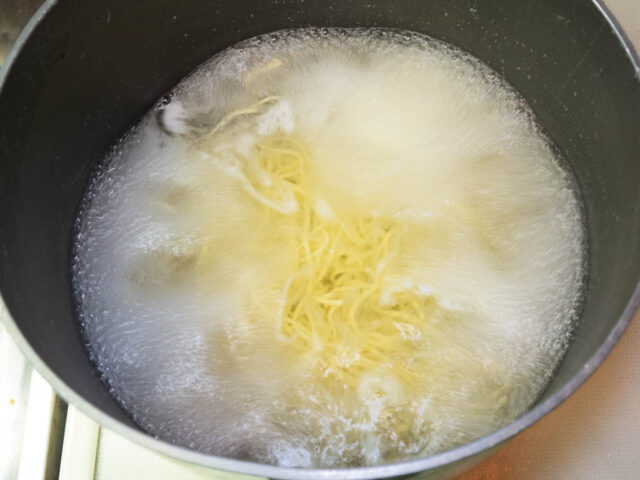 麺を茹でる写真