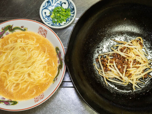 丼に入れたラーメン、炒めたひき肉ともやし、小口切りにした細ねぎの写真