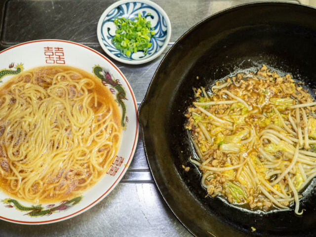 ラーメンとあんかけ、細ねぎをの写真