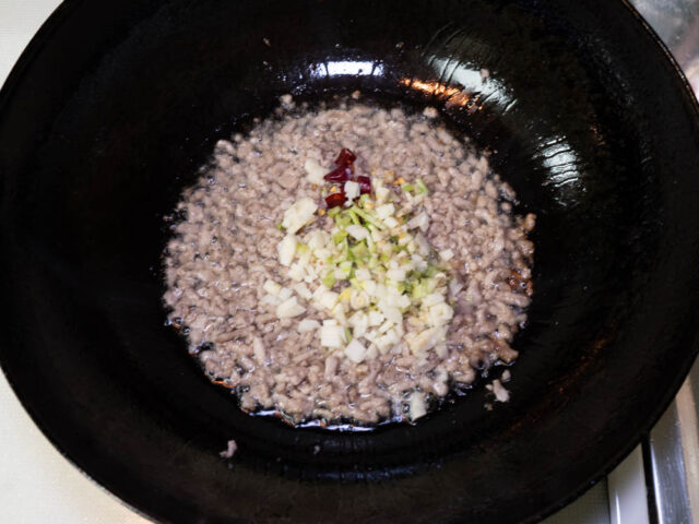 刻んだパクチー、ニンニク、唐辛子を加えた写真