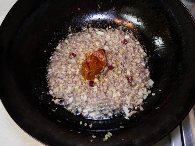 トムヤムクンペーストを加えた写真