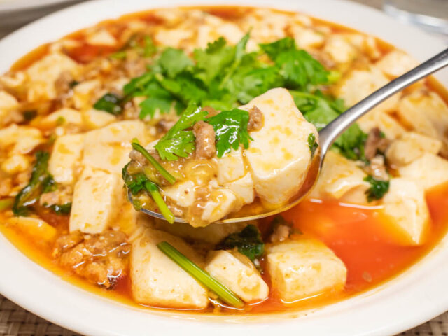 豆腐とひき肉をスプーンにのせた写真