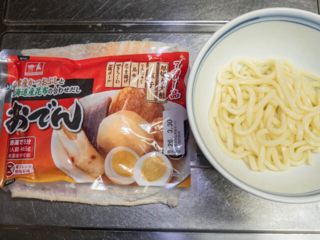 温めたおでんパックと、丼に入れたうどんの写真
