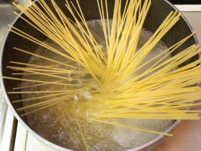 鍋にお湯を沸かし、塩を溶かしてからパスタを入れた写真