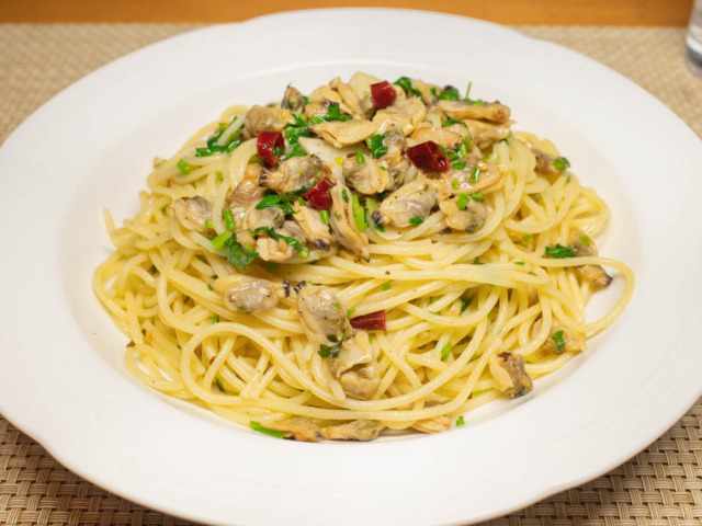 アサリの水煮缶とパクチーのパスタ