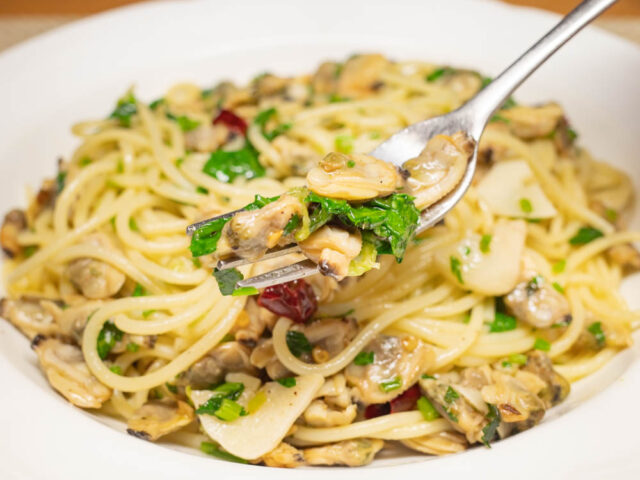 アサリをフォークにのせた写真