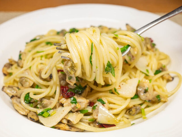 パスタをフォークで持ち上げた写真