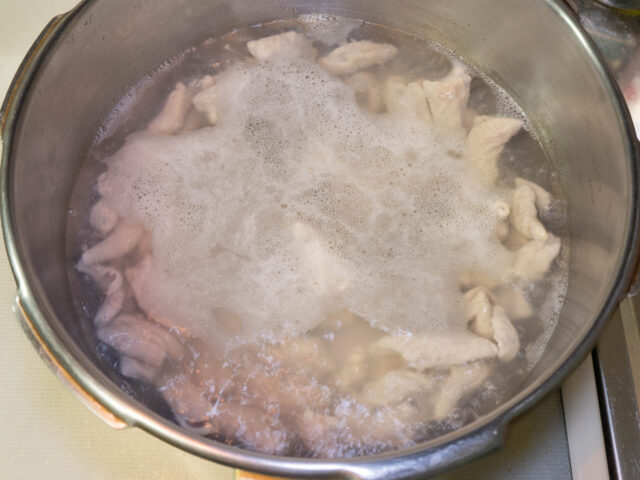 もつを茹でこぼす写真