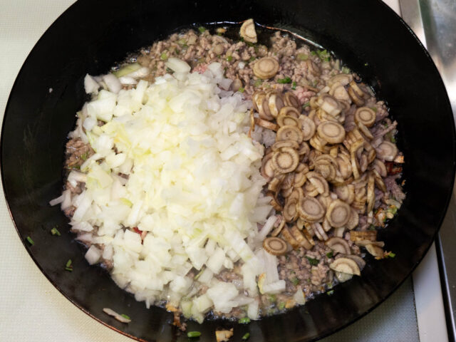 ごぼうと玉ねぎを加えた写真