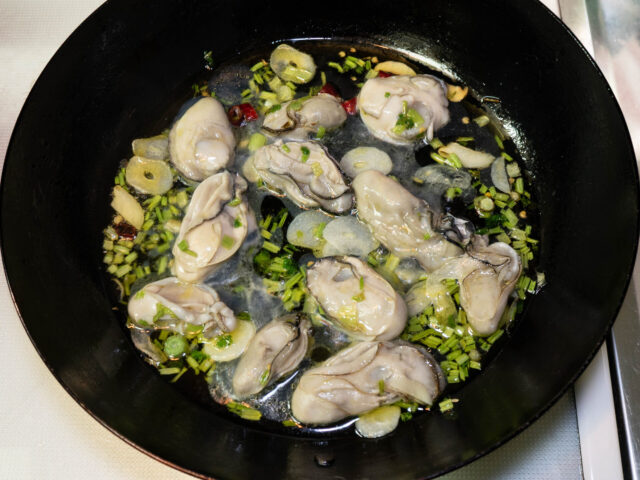 牡蠣とパスタの茹で汁を加えた写真