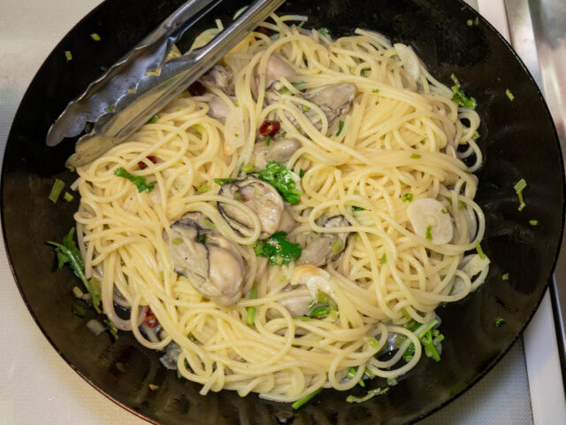 フライパンの中でパスタとソースをよく混ぜた写真