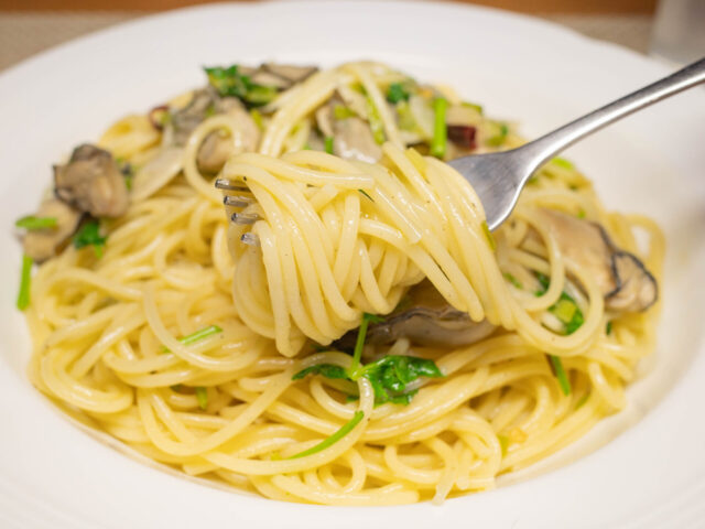 パスタをフォークで持ち上げた写真