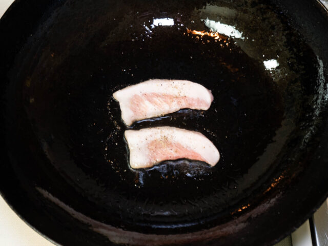 中華鍋で豚トロを焼く写真