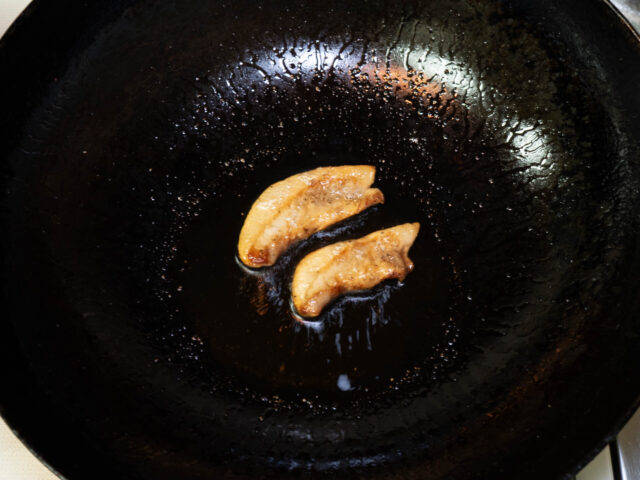 こんがりと色づくまで豚トロを焼いた写真