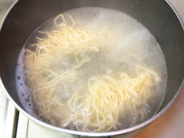 麺を茹でる写真