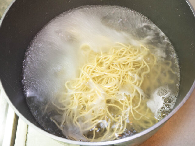 麺を茹でる写真