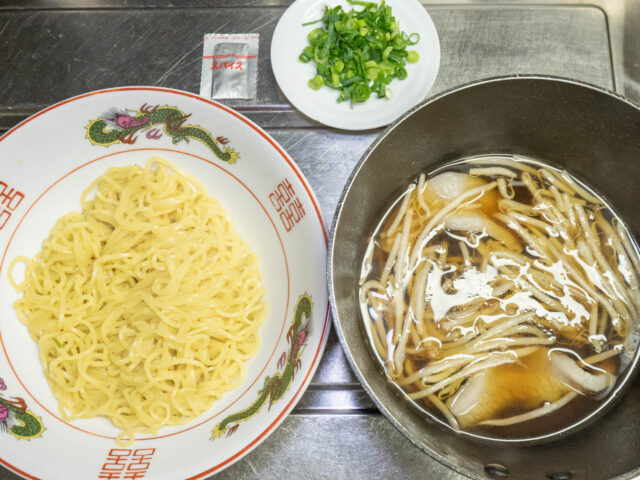 茹でた麺を入れた丼と、スープのお鍋の写真