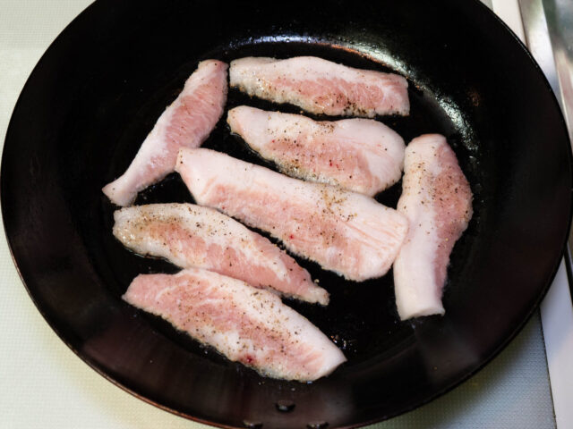 フライパンに豚トロを並べ入れた写真