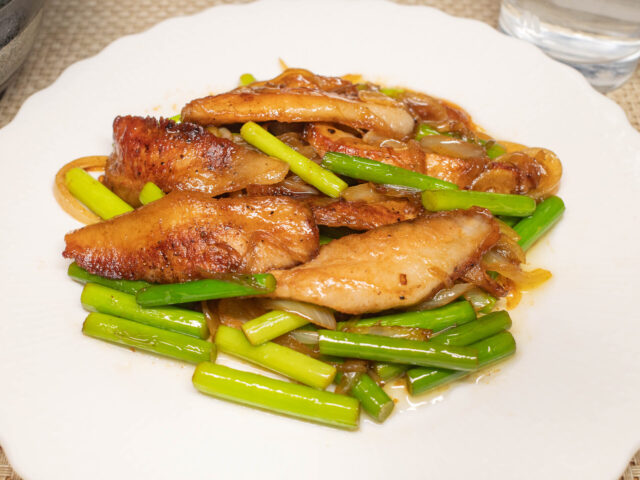 豚トロとニンニクの芽の炒めもの