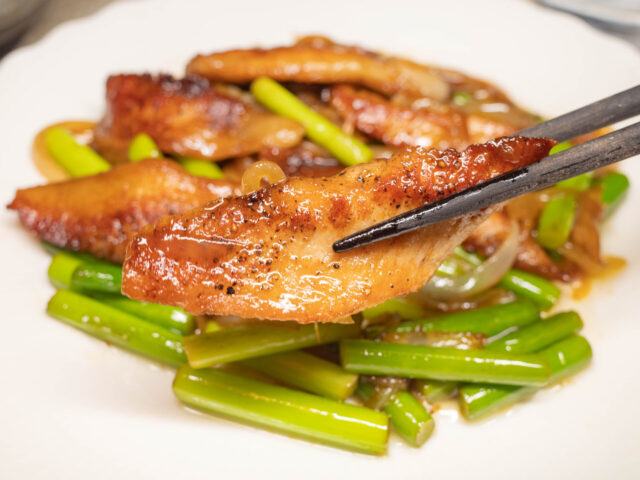 豚トロを箸で持ち上げた写真