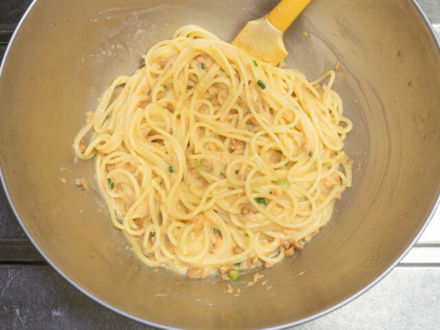 ボウルの中でソースとパスタを混ぜた写真