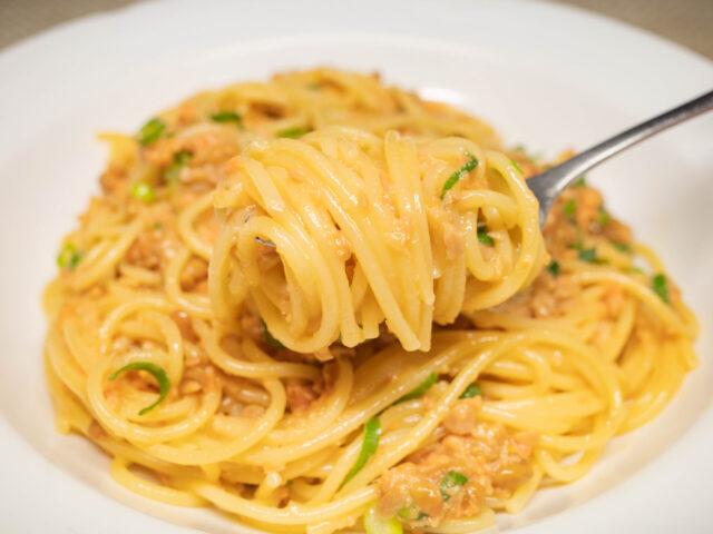 パスタをフォークで持ち上げた写真