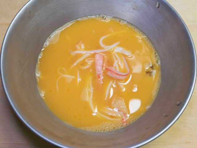 卵を溶いてカニカマをあわせた写真